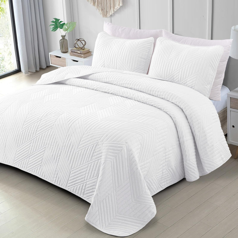 Exclusivo Mezcla Ultrasonic King Quilt with lightweight breathable geometric pattern for all-season use