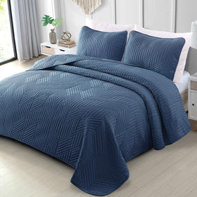 Exclusivo Mezcla Ultrasonic quilt in navy with geometric pattern for all-season comfort.