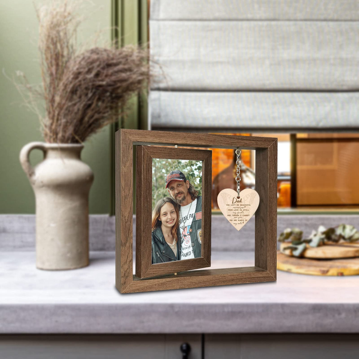 EYITUPC freestanding frame showing two vertical 4x6 photos