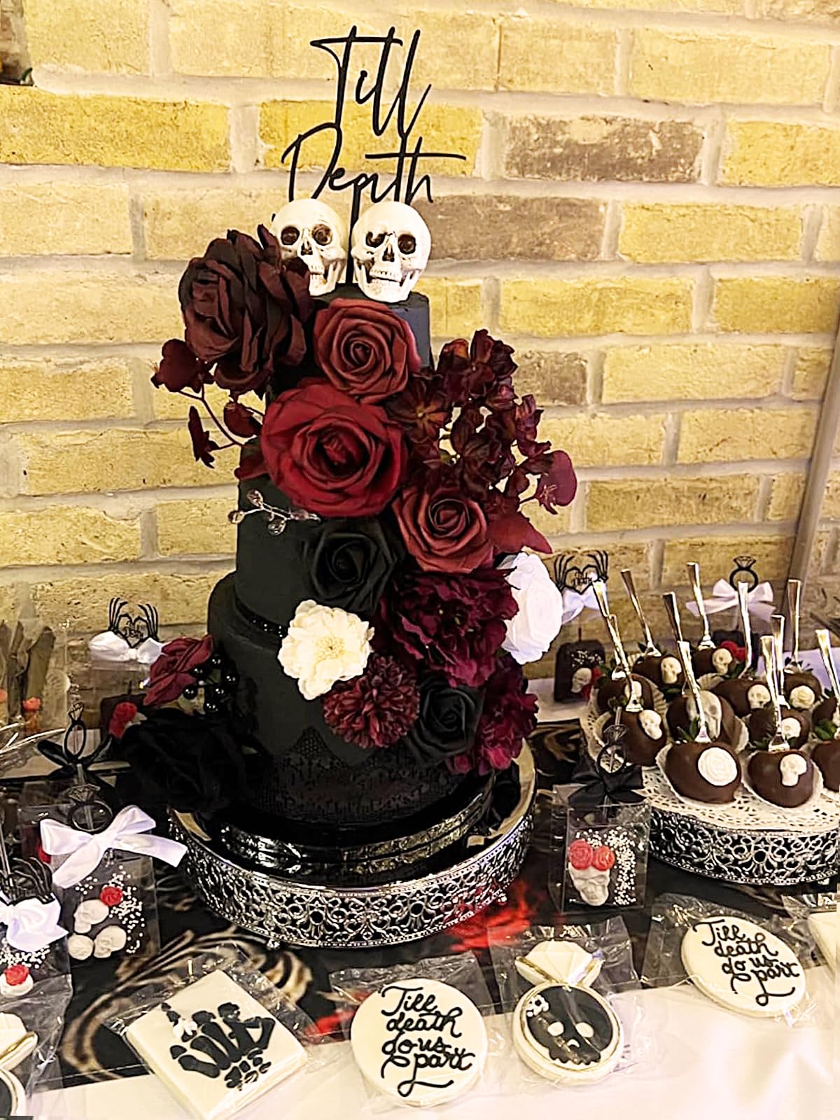 FACINOC bulk-pack burgundy artificial roses for versatile party decor and events.