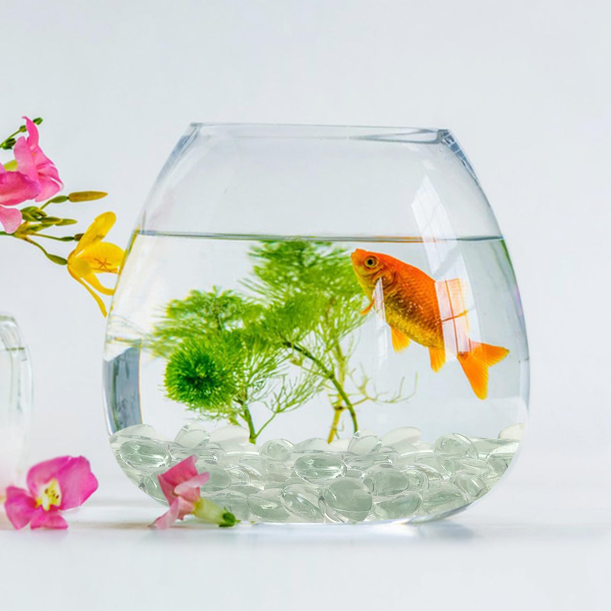 FANTIAN clear glass gems enhance floral arrangements with modern shine