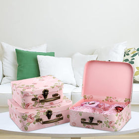 Fasmov pink paperboard lid-and-closure ensures secure presentation.