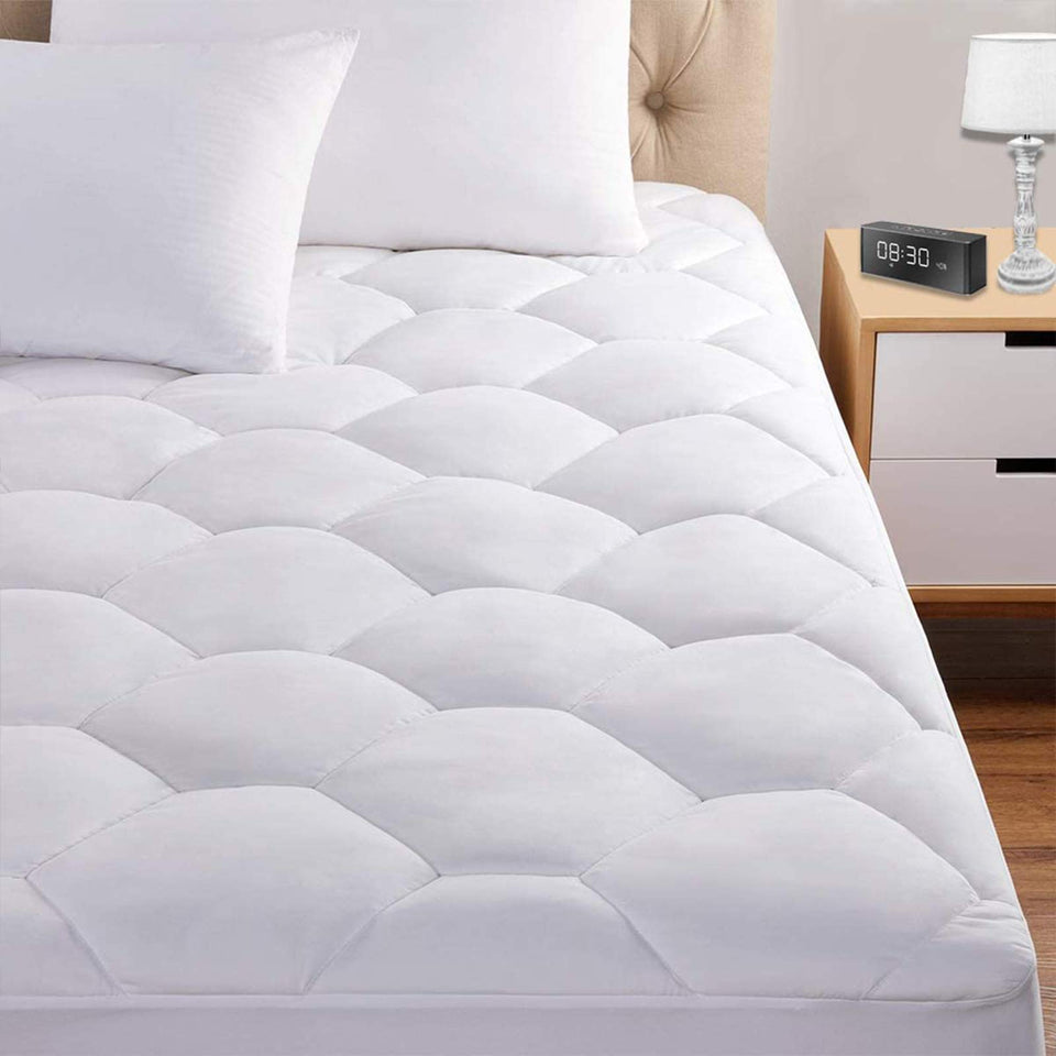 Favorland Queen Mattress Pad top view shows a snug, secure fit.