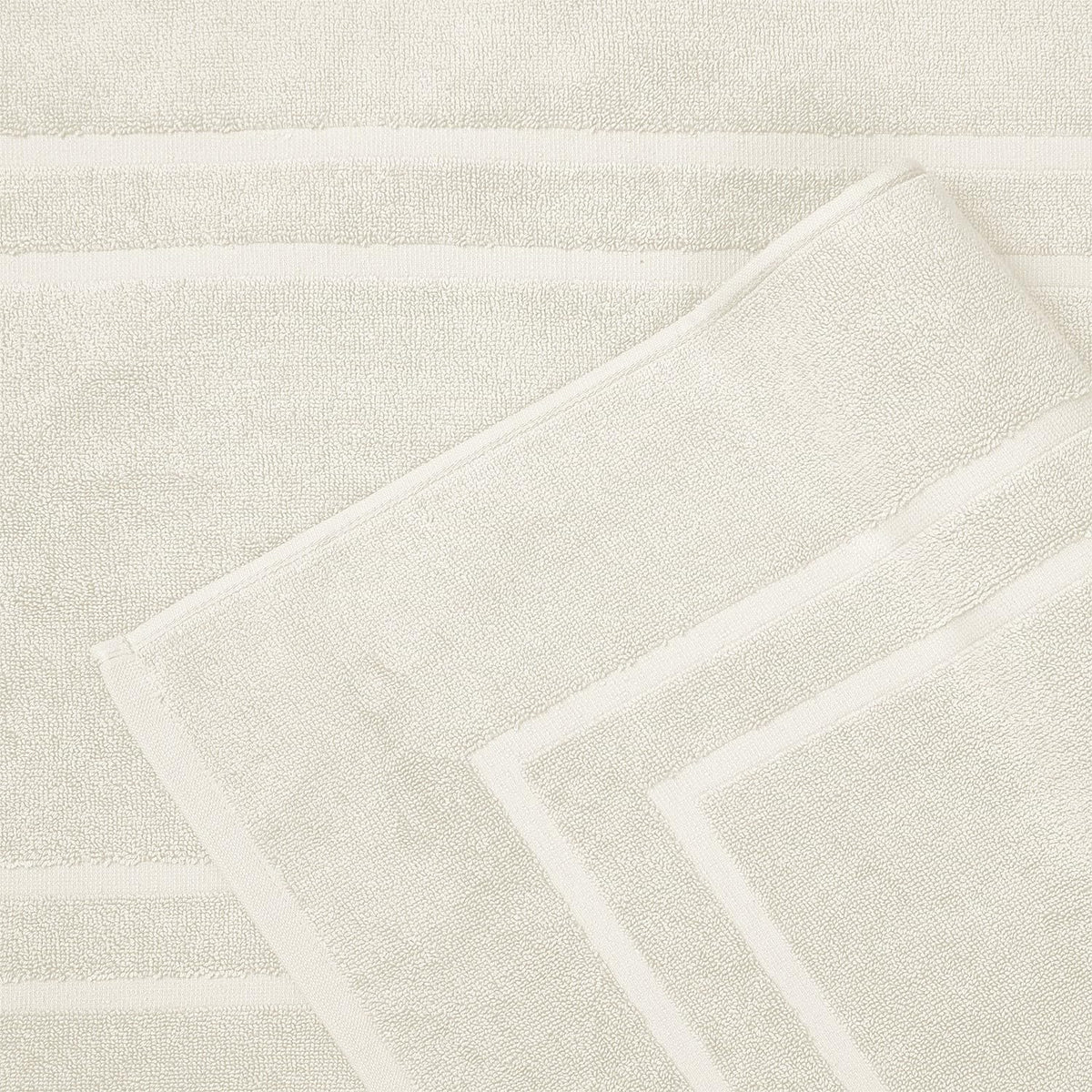 FEATHER & STITCH NEW YORK machine-washable bath mat for easy care.