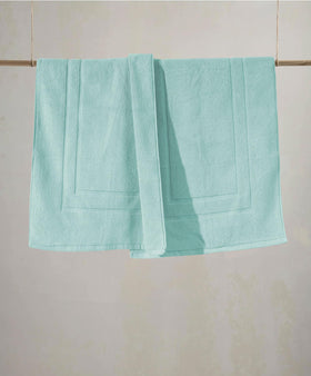 Feather & Stitch Sea Foam bath mat demonstrates fast drying features.