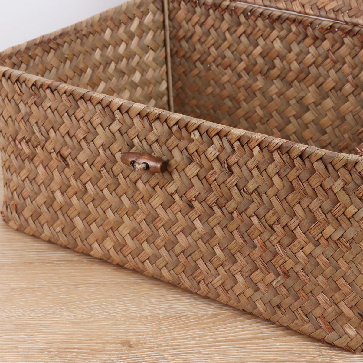 FEILANDUO closet organizer basket ideal for cosmetics and small items.