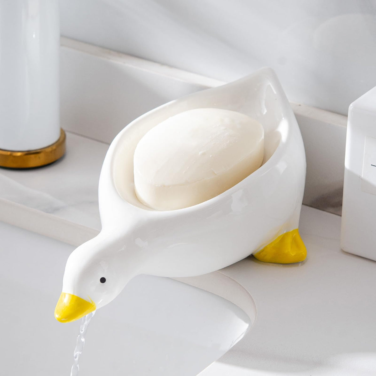 Fewile duck ceramic soap dish with drain keeps soap dry and clean.