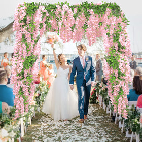 Findosom Wisteria vines with bendable stems, enabling customizable arrangements.