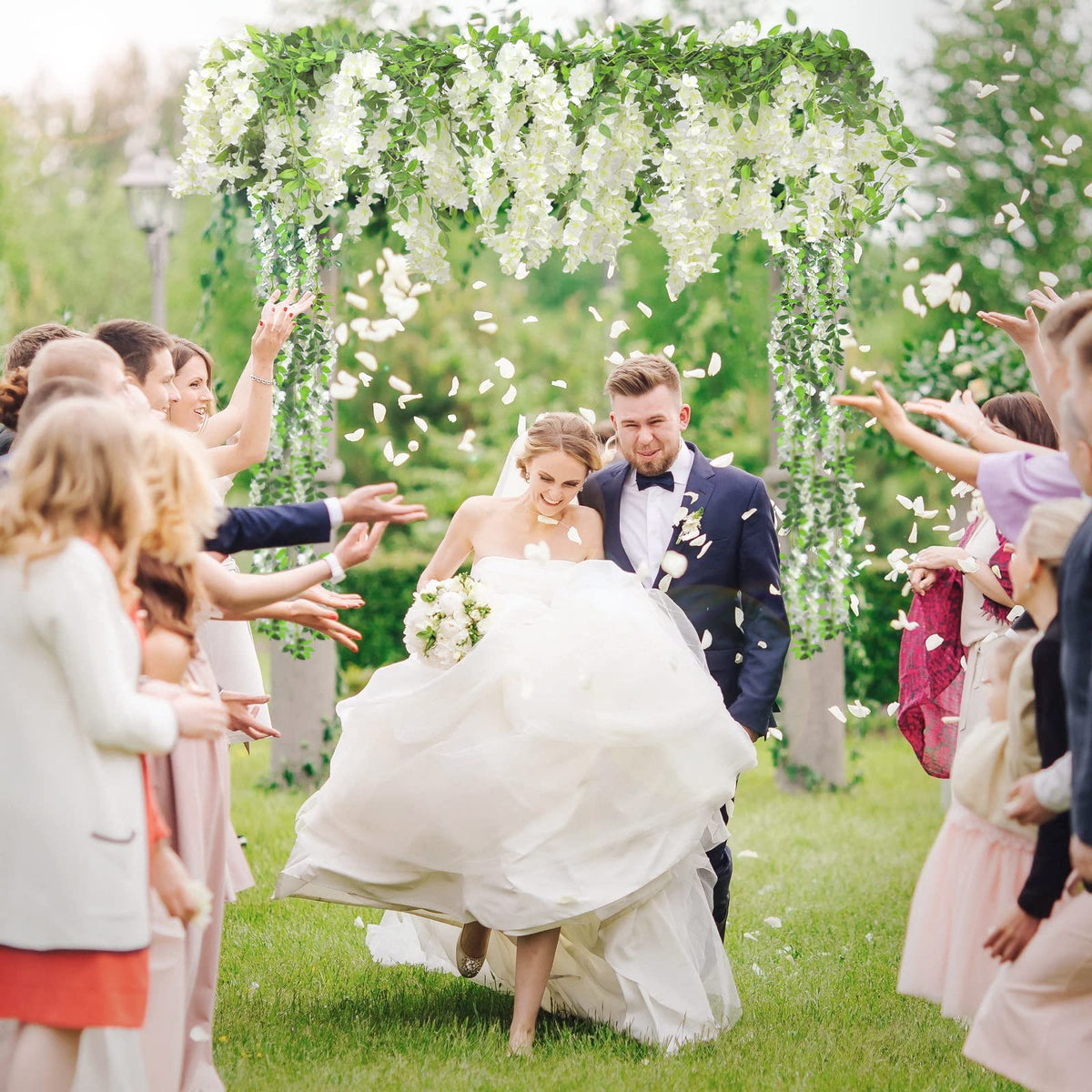 Findosom Wisteria garland with bendable stems for custom decor layouts.