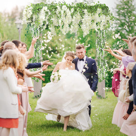 Findosom Wisteria garland with bendable stems for custom decor layouts.