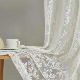 FineCITY vintage ivory lace adds romantic, timeless atmosphere.