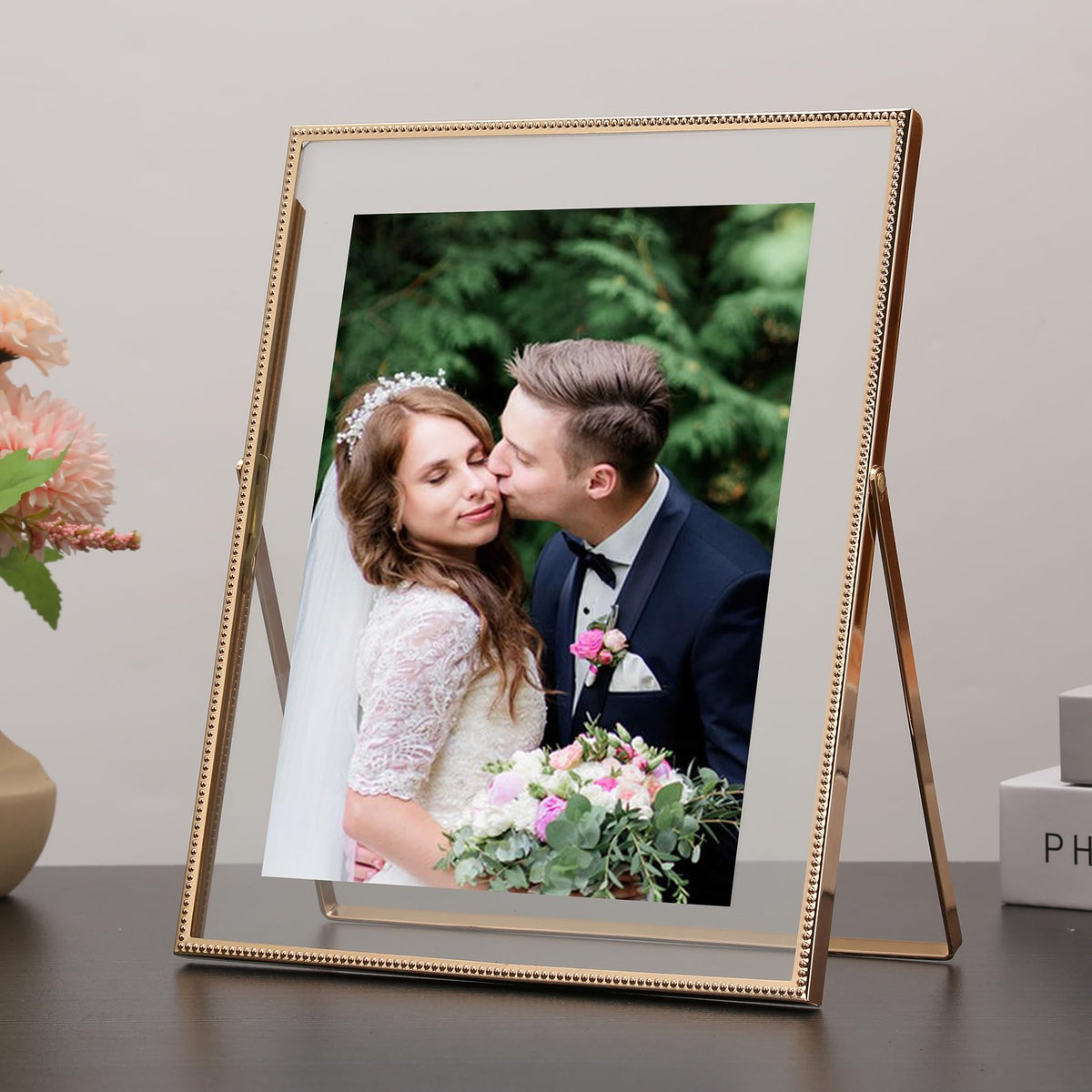 FineLiMoLa two-pack floating frames for versatile shelf gallery.