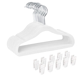 Finnhomy non-slip velvet hangers set keeps baby clothes neatly organized.