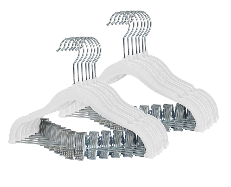 Finnhomy non-slip velvet baby hangers keep outfits neatly organized.