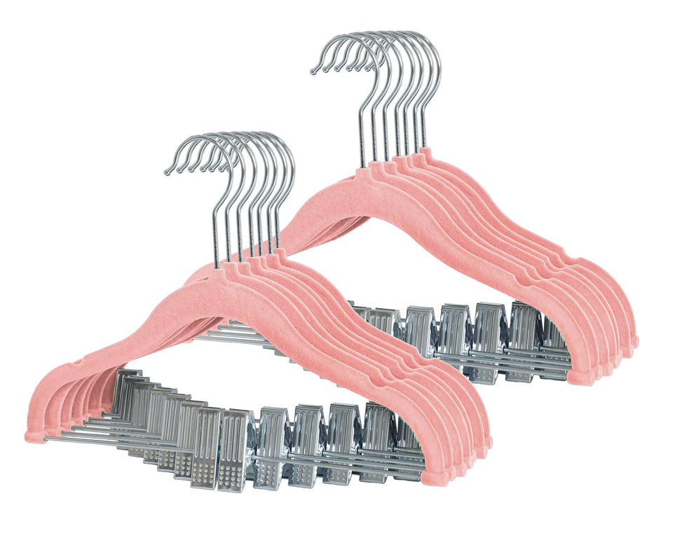 Finnhomy non-slip velvet hangers keep baby clothes neatly hung and prevent slipping.