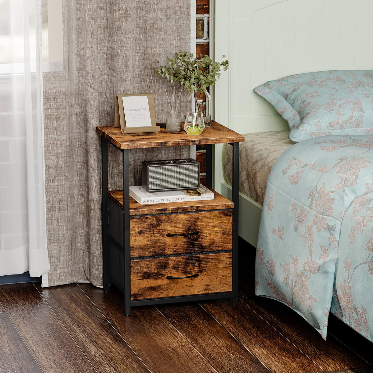 Fixwal open shelves flank the drawers for lamps, clocks, and decor.
