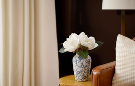 FlorisDecor magnolia display in a vase setup for home decor