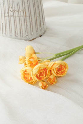 Floroom Ranunculus packaging view shows flexible stems for quick arrangements
