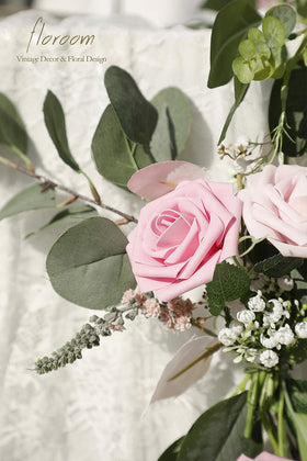Floroom 8-inch flexible-stem roses enable easy centerpieces and arrangements