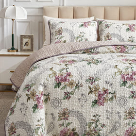 Flysheep king-size quilt on bed demonstrates easy layering for all-season warmth.