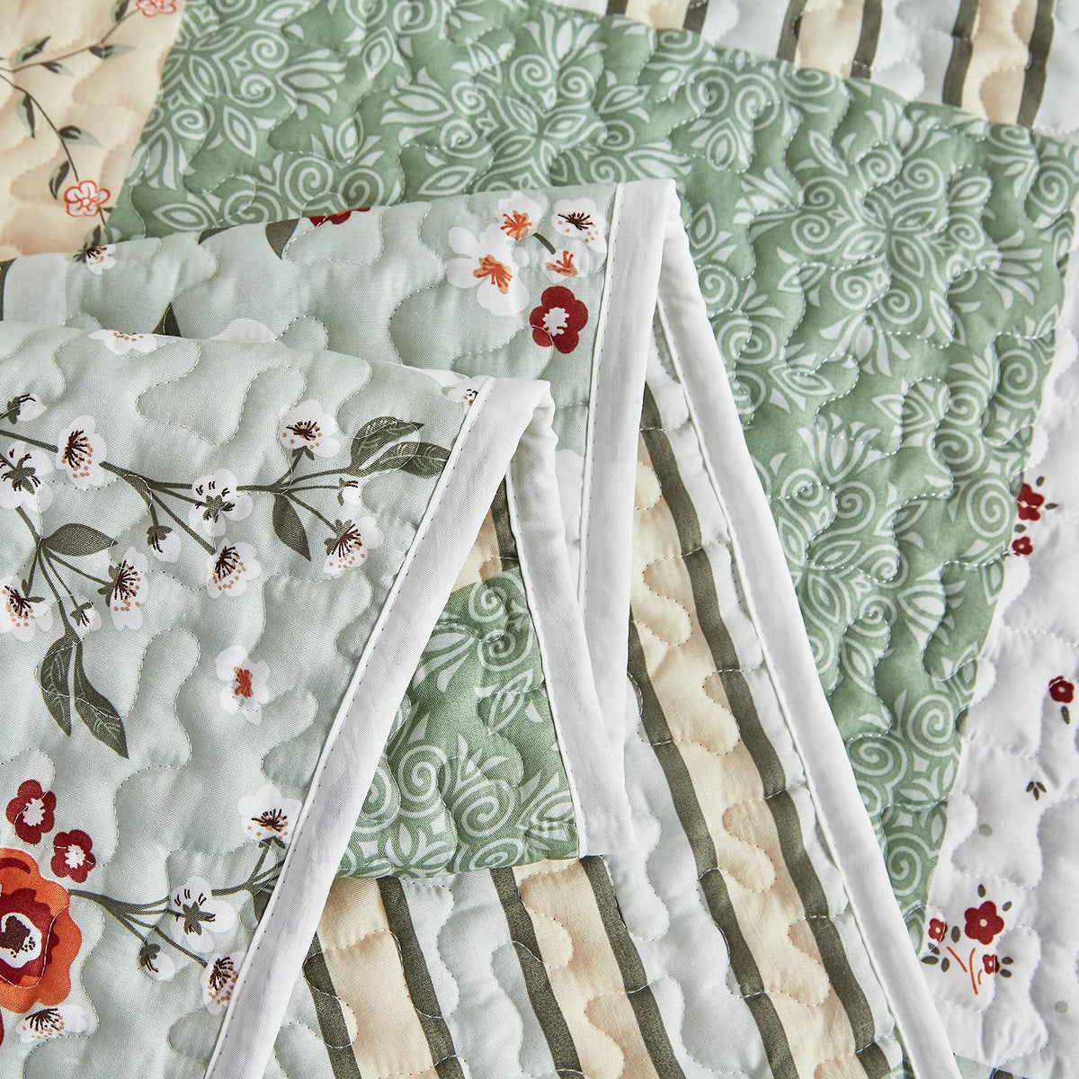 Flysheep quilt design suits guest rooms and cabins alike