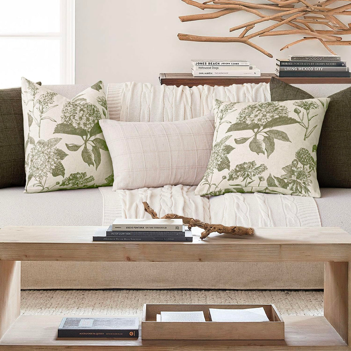 Foindtower machine-washable cushion cover for easy care and fresh look.