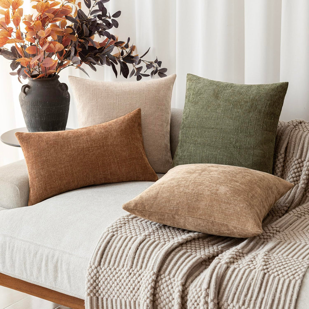 Foindtower chenille cushion cover is easy-care and machine washable.