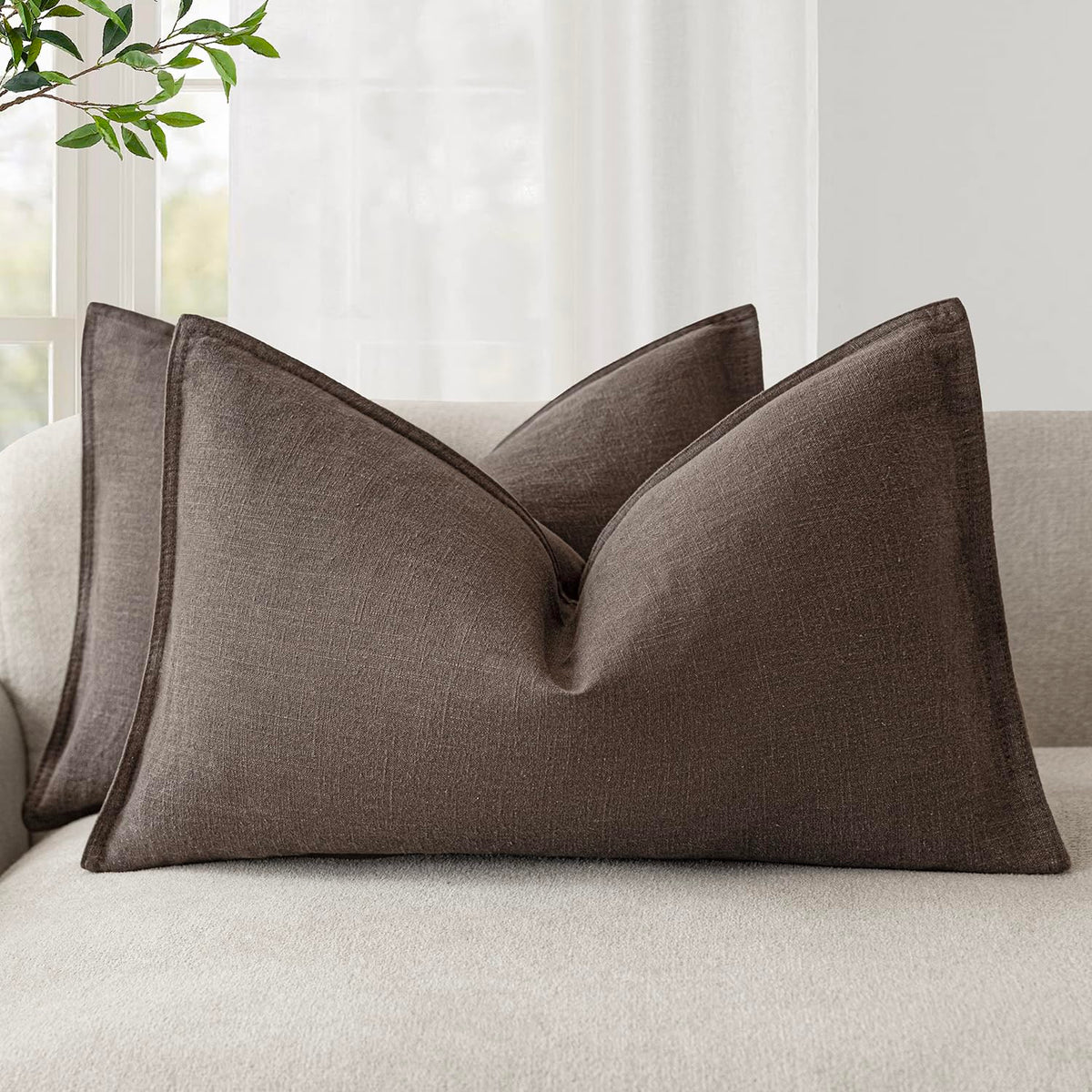 Foindtower easy-care pillow cover is machine washable for simple maintenance.