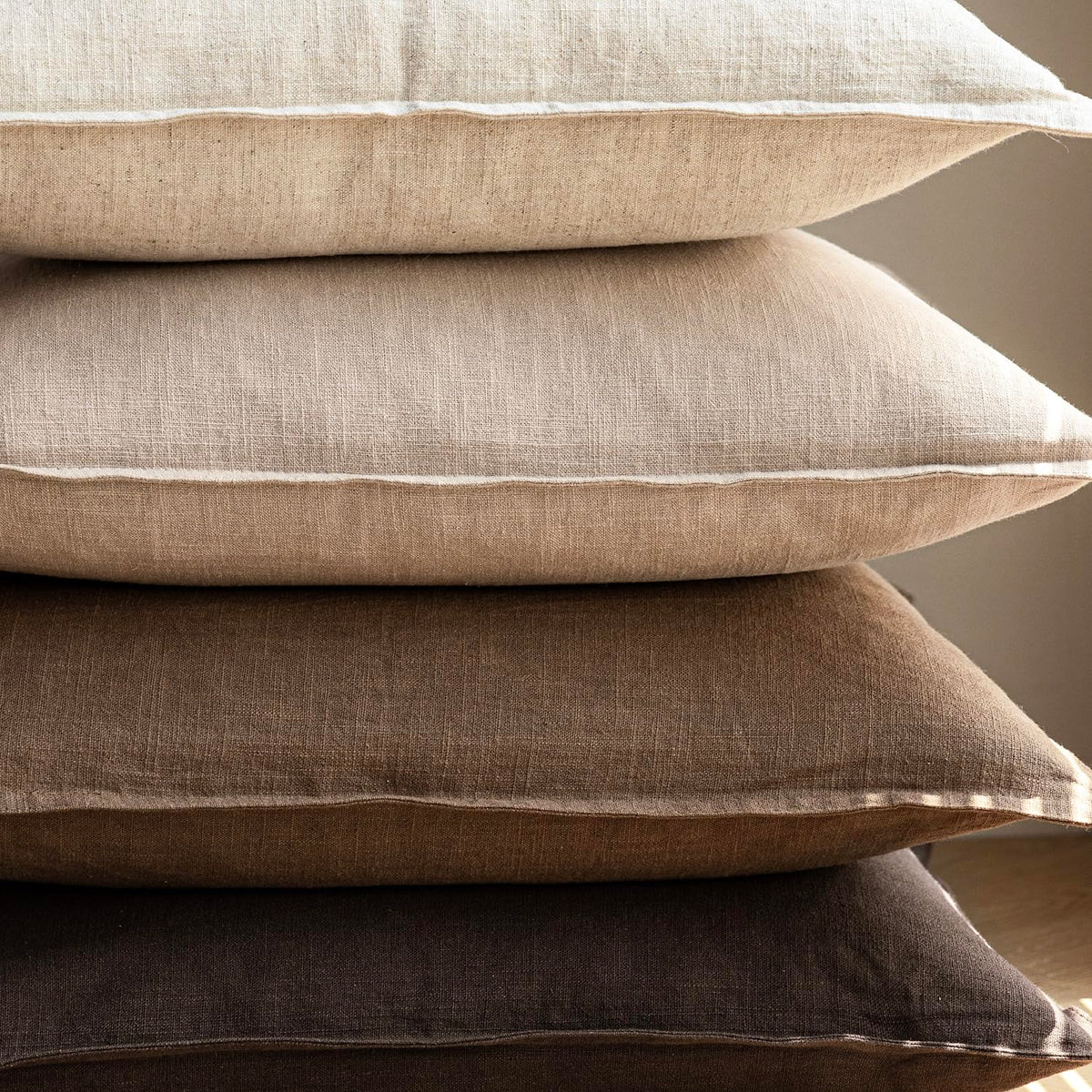 Foindtower indoor-outdoor 22x22 pillow cover suitable for sofa, bed, or patio.