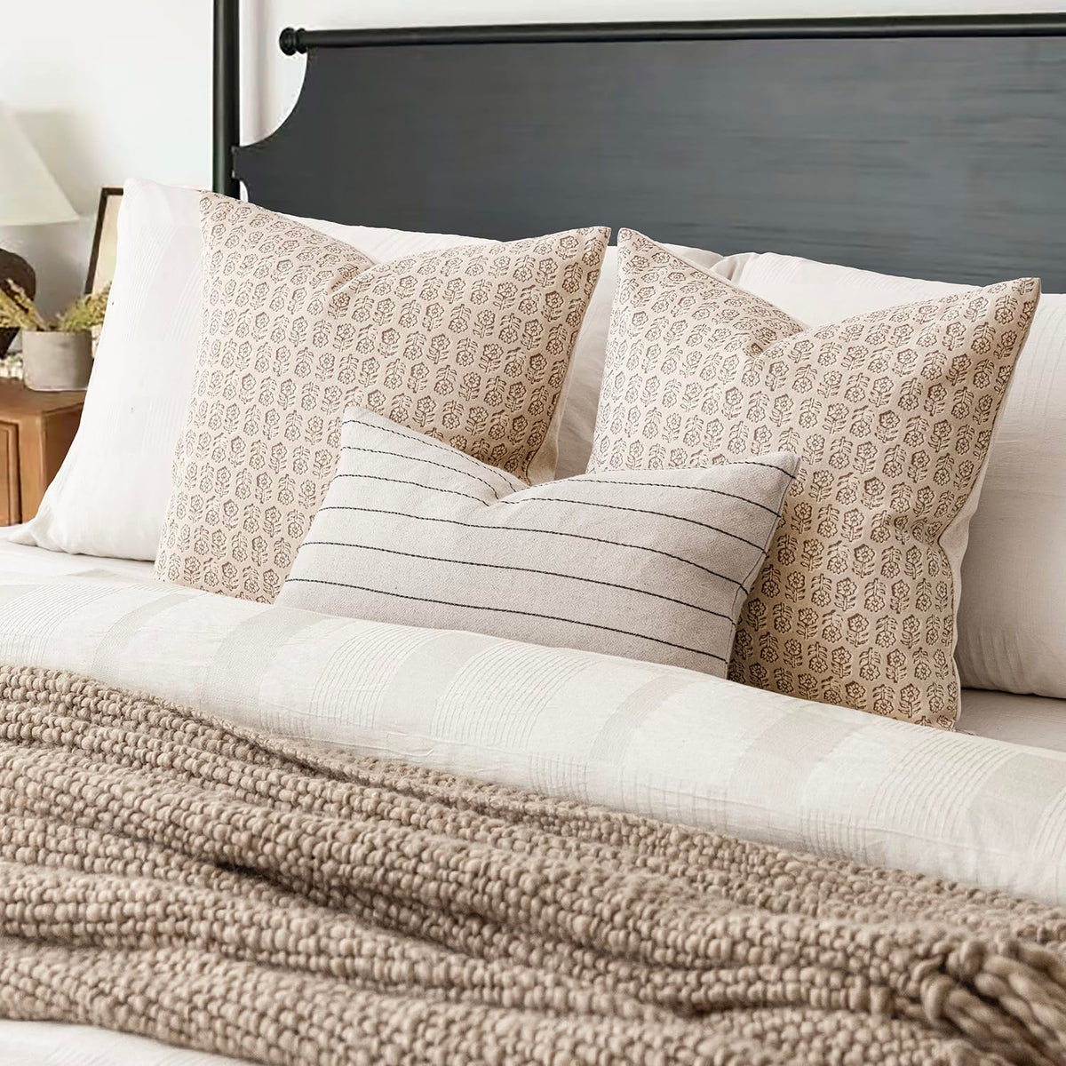Foindtower indoor-outdoor friendly pillow cover for versatile décor
