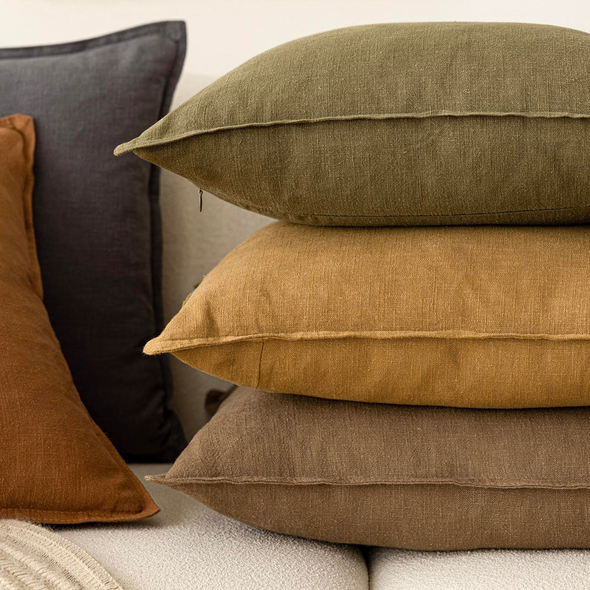 Foindtower pillow cover suitable for indoor and outdoor decor.