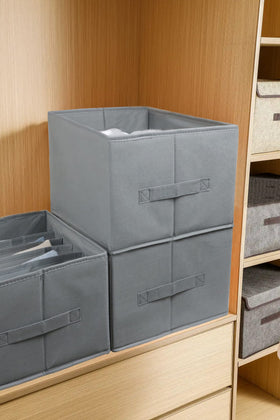 Fordonral wardrobe box keeps shirts and jeans organized at a glance.