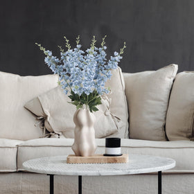 Fqueelvys durable plastic wire stems enable easy shaping and placement.