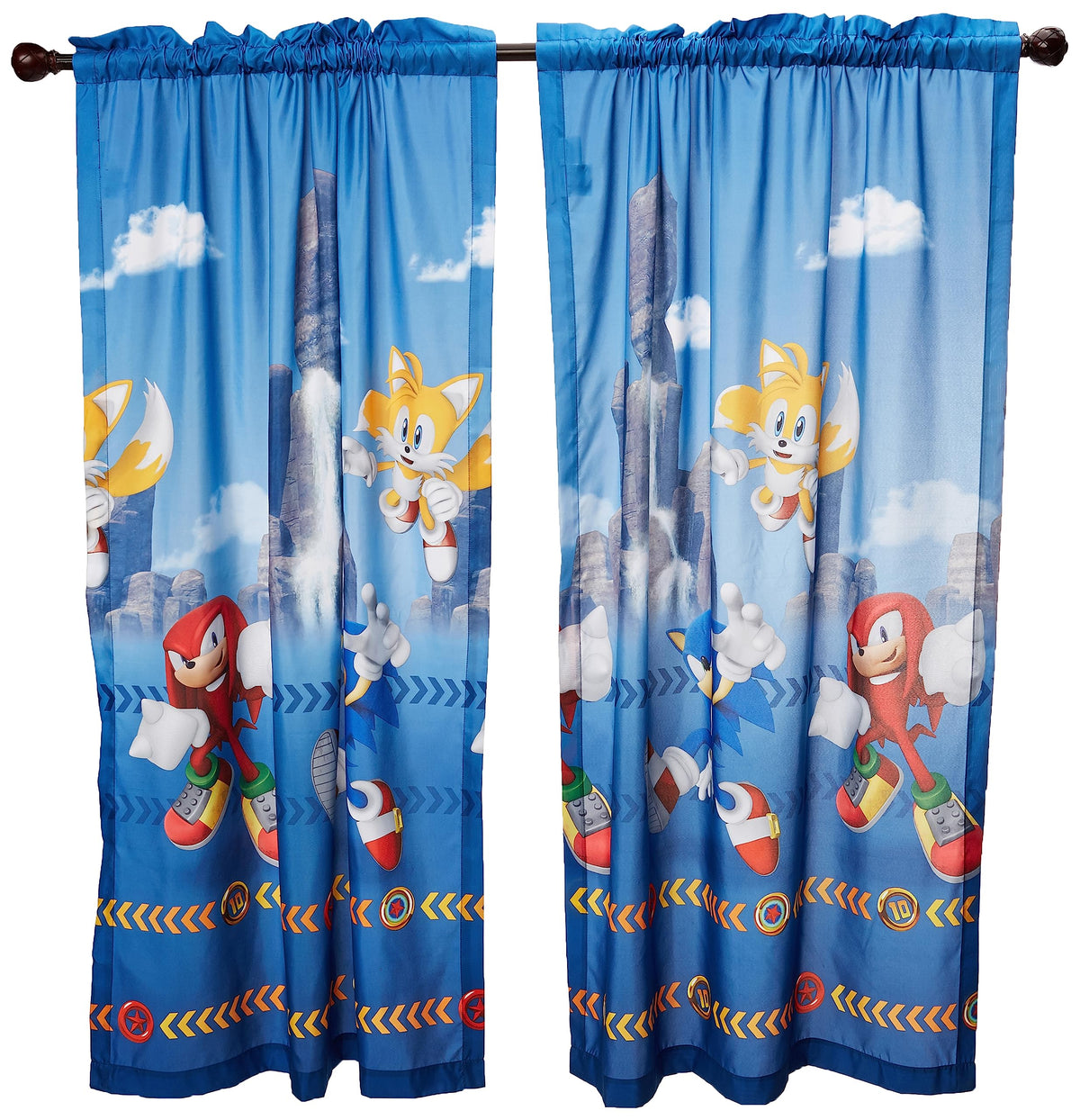 Franco Sonic Hedgehog curtains show a hero scene for a bright kids' room.