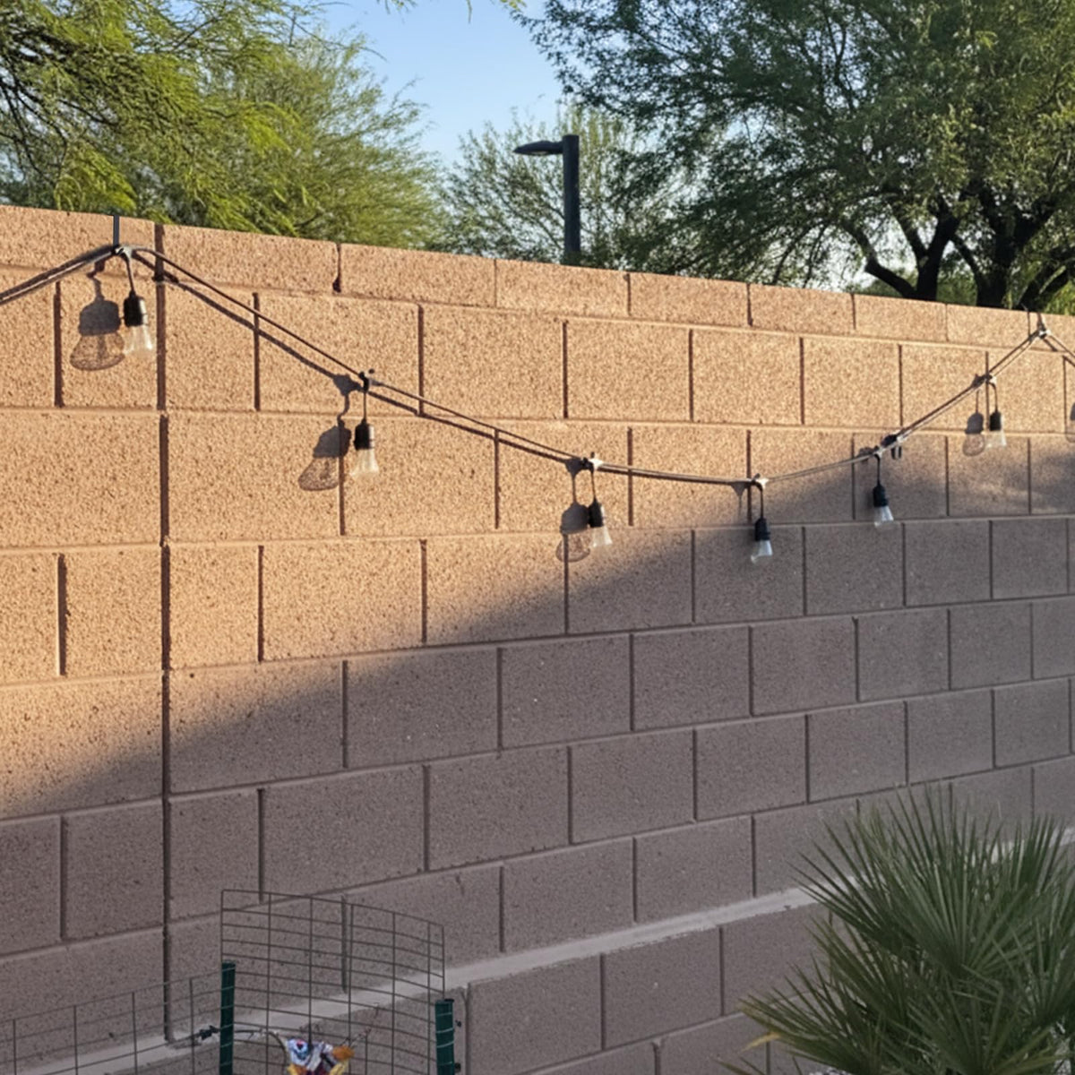 Frienda versatile hook system on fence and wall enables flexible decoration
