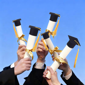 Frienda mini graduation cap size detail helps decorate cakes and bottles precisely