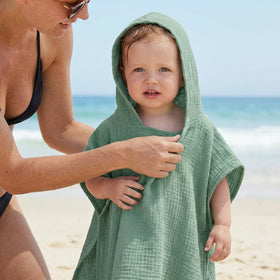Frienda muslin hooded towel shows 20x24 inches size for newborns to toddlers