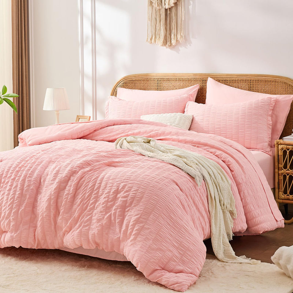 FUANNA pink full-size comforter set with seersucker waves for wrinkle-resistant elegance.