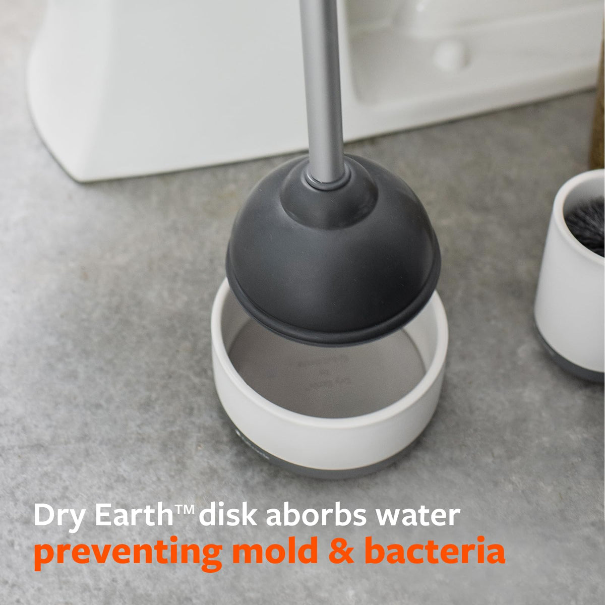 Full Circle Royal Plunge dry-earth-disk absorbs moisture to reduce odors.