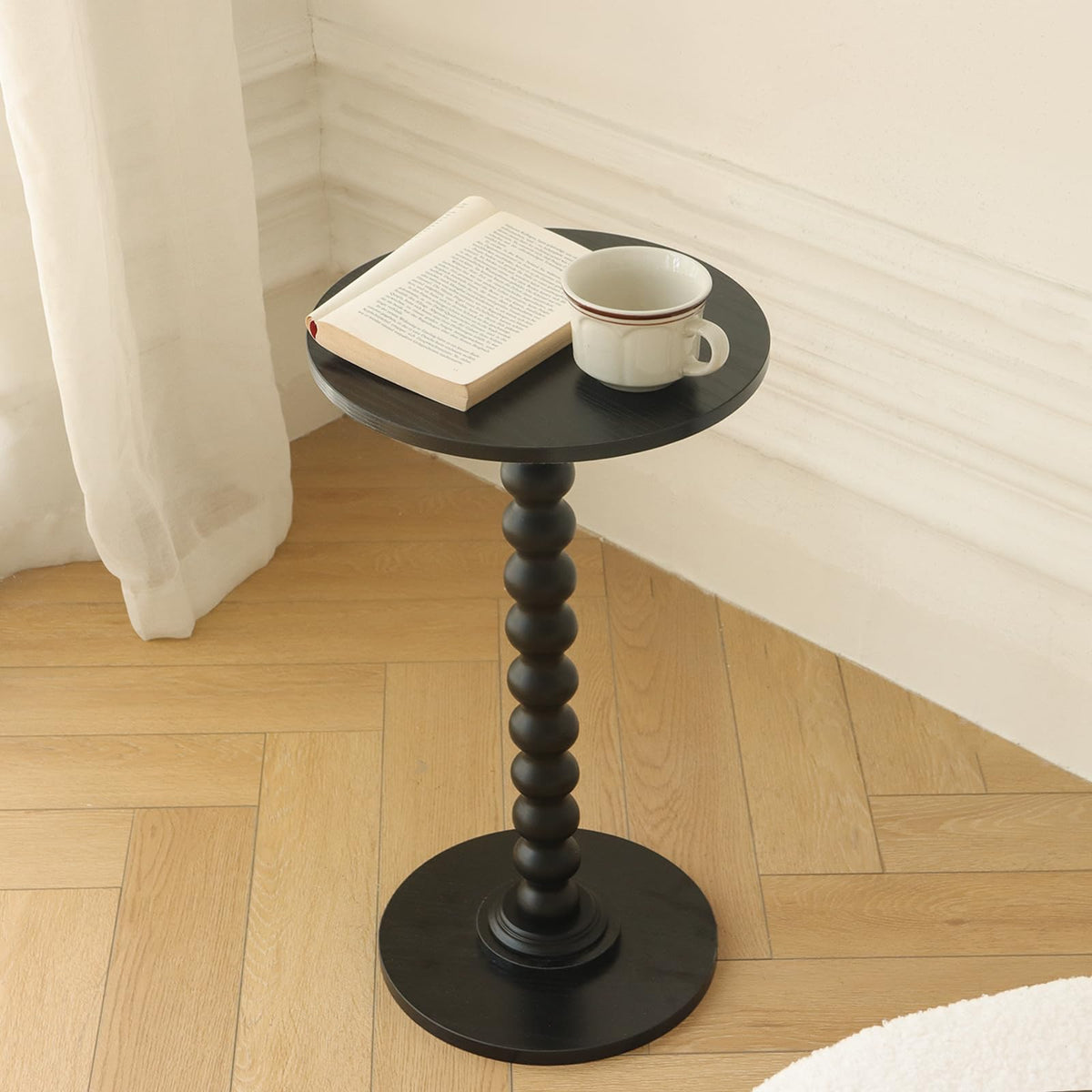 Fultyle round table shows walnut-pattern, adding warm decorative texture.