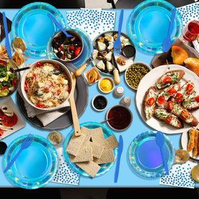 FunnyPars iridescent blue centerpiece enhances the tablescape.