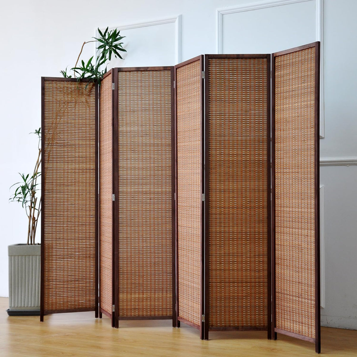Furnnylane privacy screen enhances living rooms with natural warmth and flexibility.