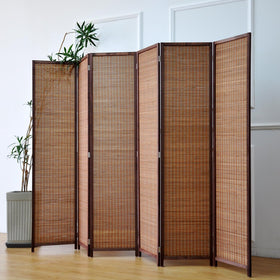 Furnnylane privacy screen enhances living rooms with natural warmth and flexibility.
