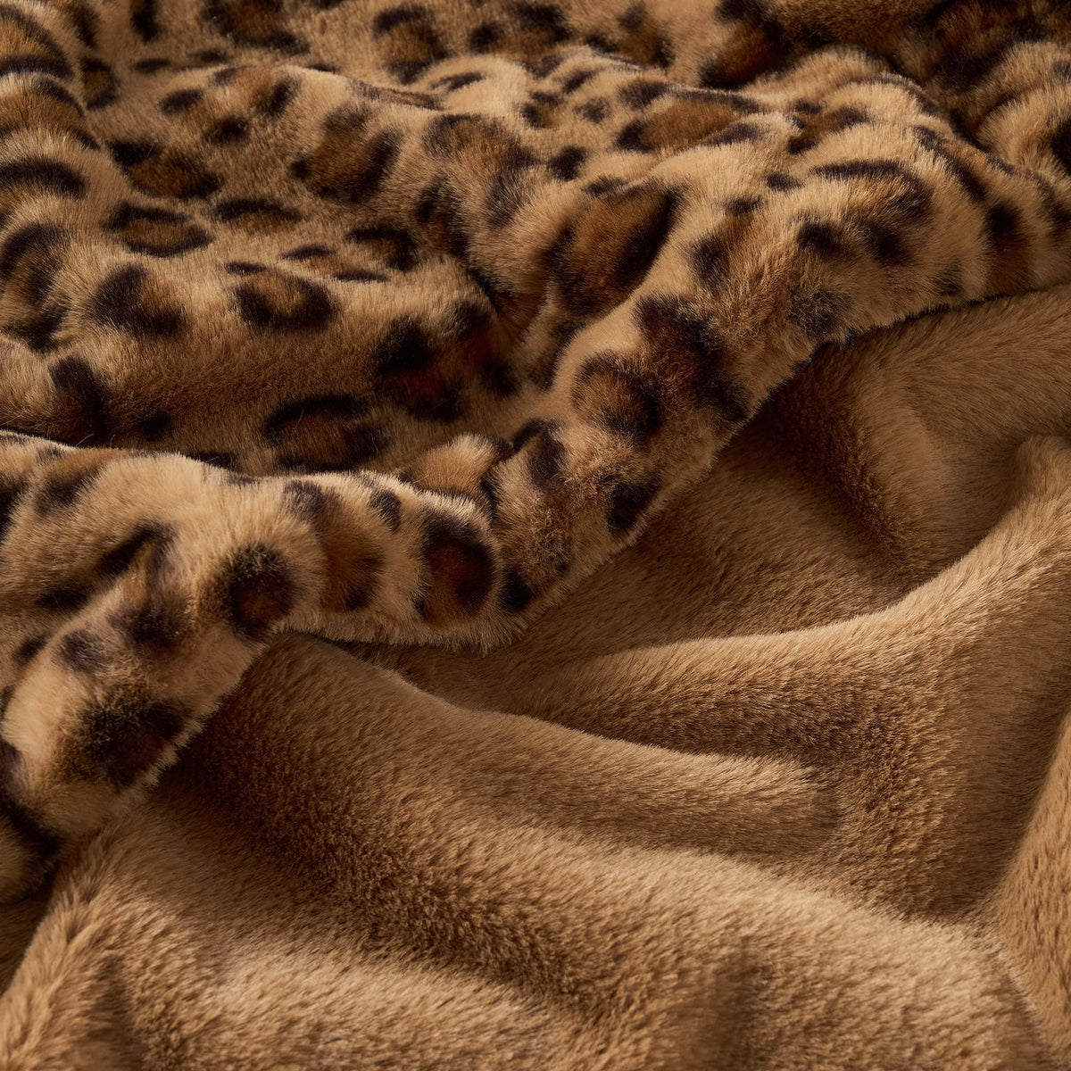 GALMAXS7 Cheetah Throw Blanket on sofa highlights double-sided luxury