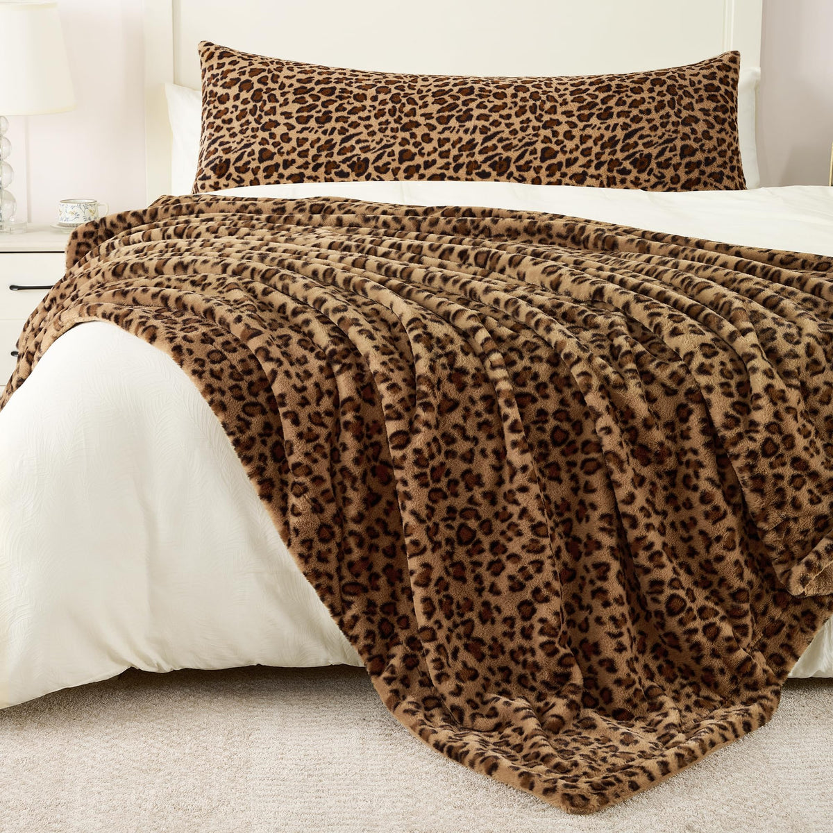 GALMAXS7 Cheetah Throw Blanket on wall decor display