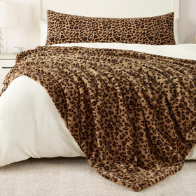 GALMAXS7 Cheetah Throw Blanket on wall decor display