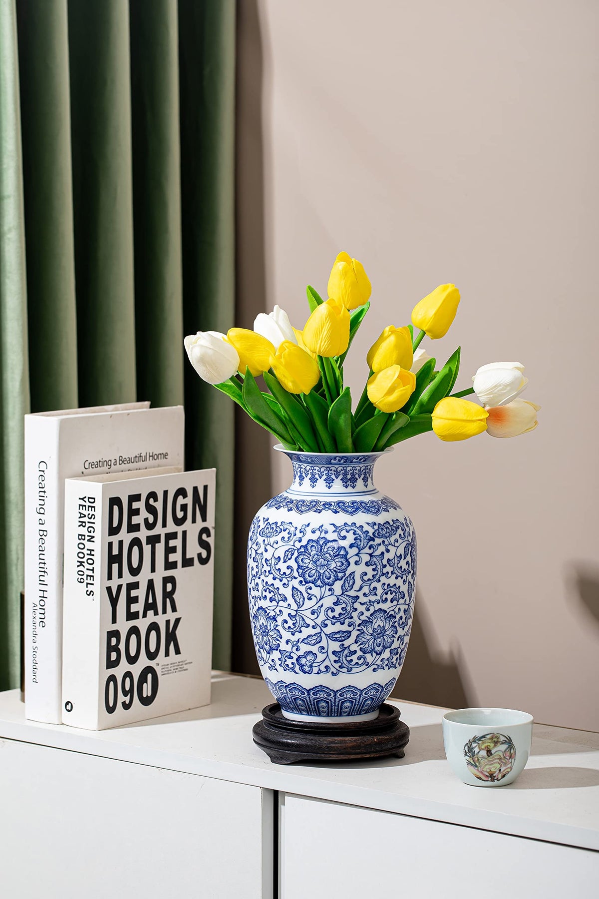 GaLouRo blue and white porcelain vase showcasing classic chinoiserie beauty.
