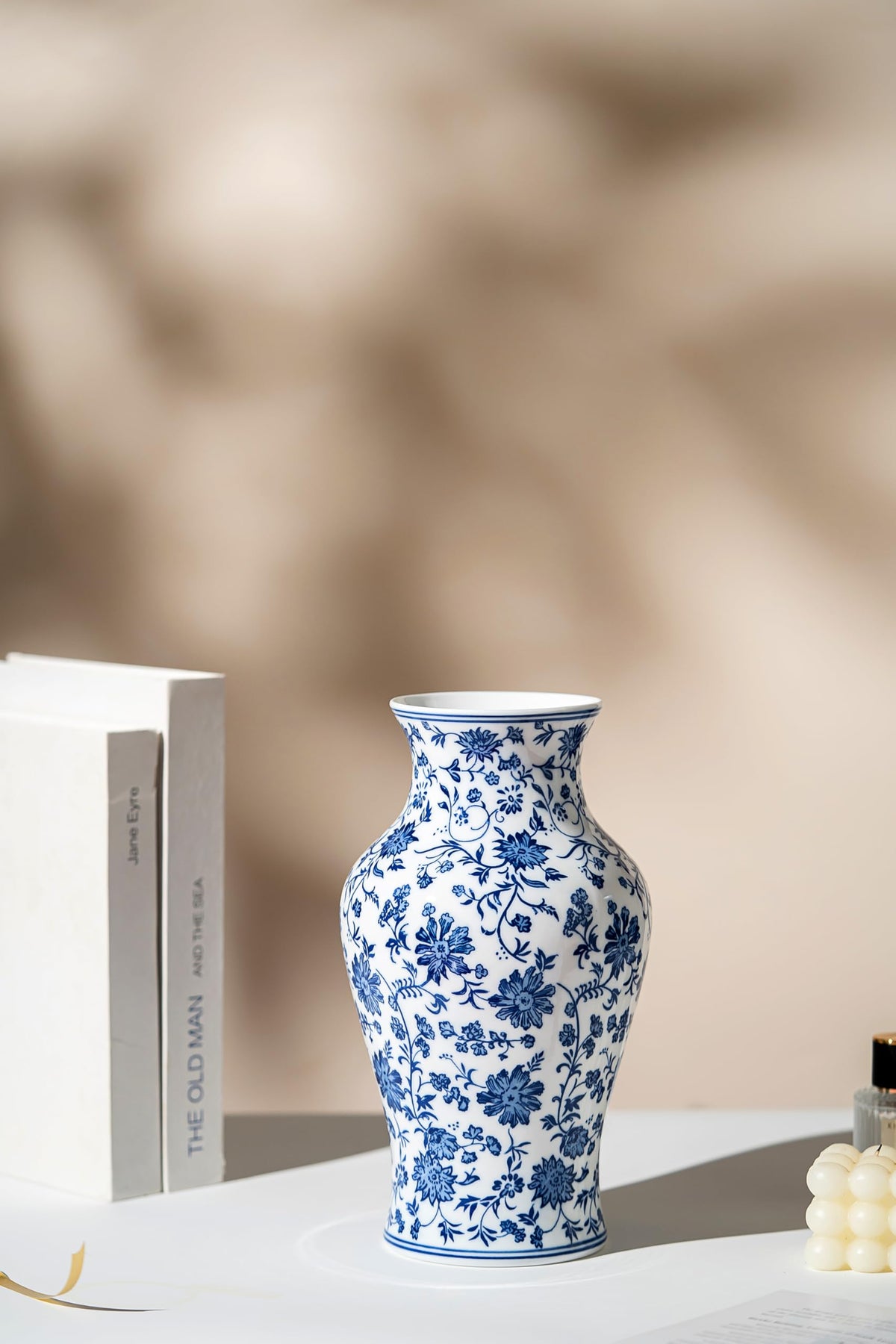 GaLouRo porcelain vase suitable for windowsill display or bookshelf