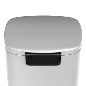 Garvee anti-slip feet keep the can steady on tile or wood floors.