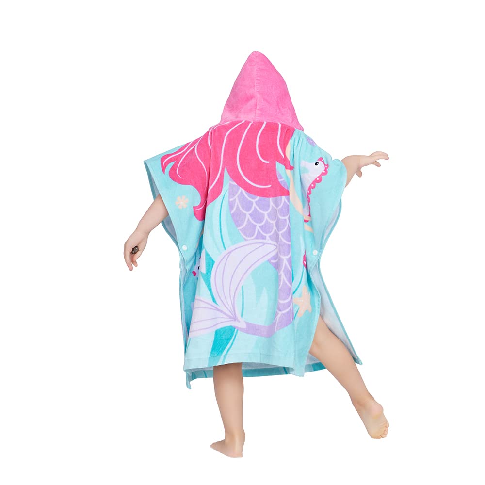 Gealaek toddler towel at the pool, easy to wrap and dry.